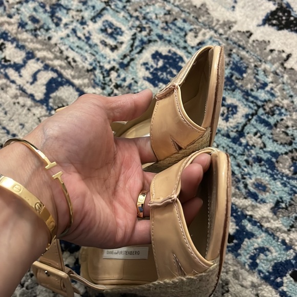 Diane von Furstenberg Nude Sudan Patent Wedge Espadrilles Sandals sz 8.5M - Picture 12 of 16